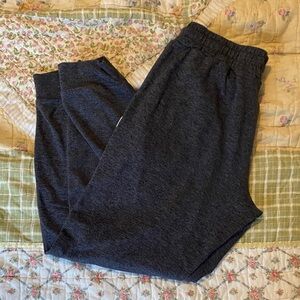 Vuori performance jogger in charcoal heather